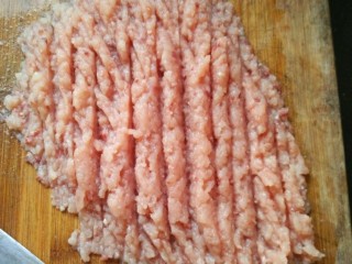 鱼肉藕丸,将剔骨鱼肉横切条，然后放入绞肉机搅碎，再将搅碎的鱼肉用菜刀反复剁匀，为的是将细小鱼刺剁碎