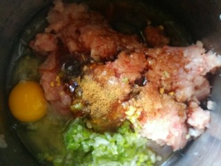 鱼肉藕丸,打入一枚鸡蛋为的是让鱼肉更鲜嫩，葱姜切成末，放入盐、味极鲜、十三香、耗油、鲍鱼汁，顺时针搅动，让鱼肉上劲