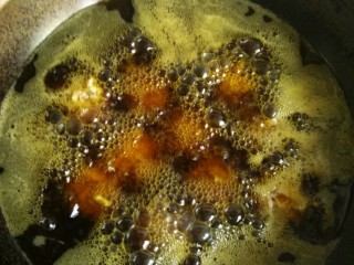 鱼肉藕丸,在油锅中让它慢慢炸透漂起