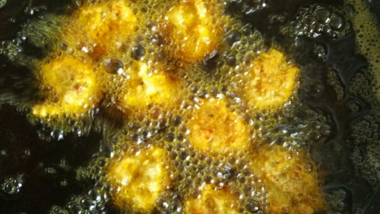 鱼肉藕丸,丸子浮出油面，炸至金黄即可