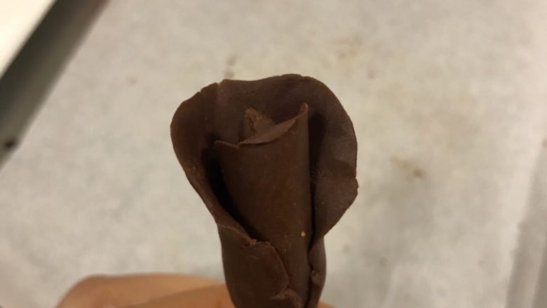 手工巧克力玫瑰花,可以压出好多花片，依次贴上。