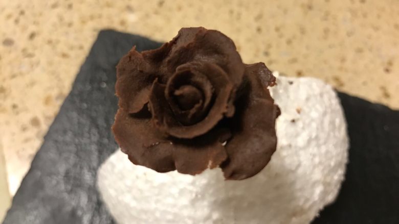 手工巧克力玫瑰花,压花瓣时可以将刚刚造型好的花朵插在泡沫上以免压坏。