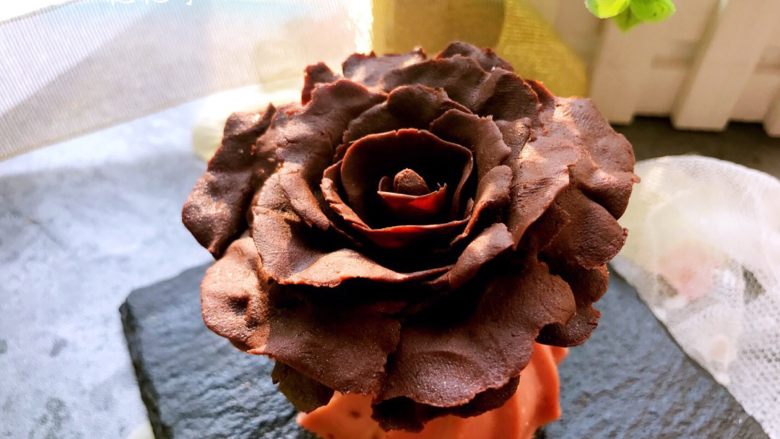 手工巧克力玫瑰花,做好的花朵可以插在纸杯蛋糕上或者在大蛋糕上做装饰。
