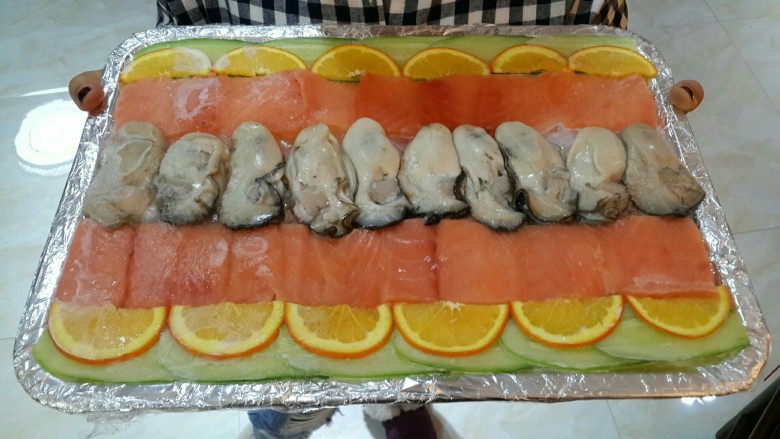 刺身三文鱼拼生蚝,冷藏3-5分钟后，食用