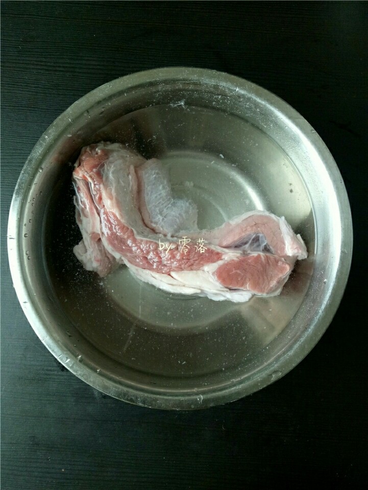 红烧牛腩,牛腩肉洗净后，用清水浸泡30分钟左右。期间换一次水。