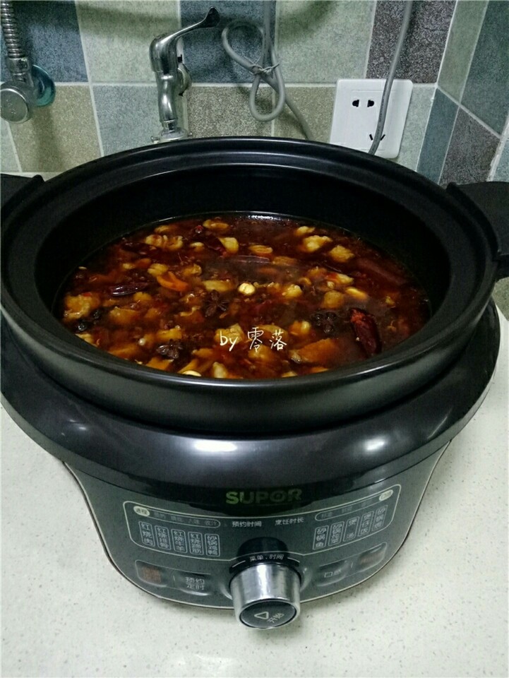 红烧牛腩,将炒锅里的食材全部倒入电砂锅。