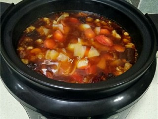红烧牛腩,炖锅时间还剩30分钟时，将炒香的洋葱，胡萝卜放入砂锅里一起炖。