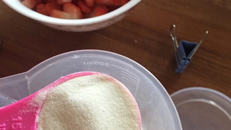 草莓🍓冻芝士蛋糕🍰,吉利丁粉和冷奶油搅拌融化。