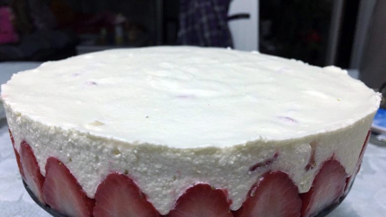 草莓🍓冻芝士蛋糕🍰,将芝士蛋糕从冰箱拿出，用吹风机在外面一圈吹下方便脱模。