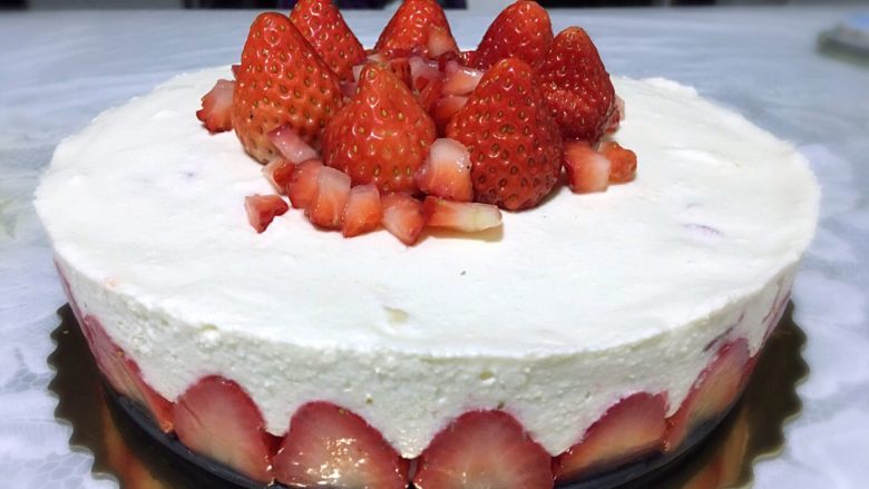 草莓🍓冻芝士蛋糕🍰,把蛋糕移到托盘上，进行一下装饰。（这个根据自己喜欢搭配）