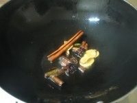 可乐酸梅排骨 ,锅中放入适量油，放入葱姜炝锅；