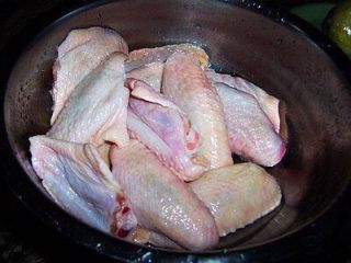 柠檬蚝油鸡翅,把鸡翅洗干净，用水泡至少一个小时。