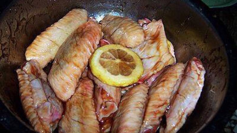 柠檬蚝油鸡翅,搅拌均匀，腌制20分钟。