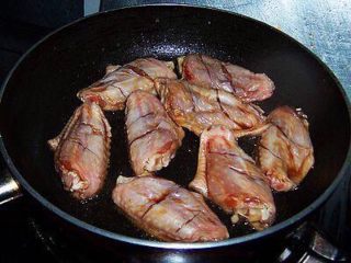 柠檬蚝油鸡翅,煎锅上刷少量的油，把腌制好的鸡翅放在煎锅上。