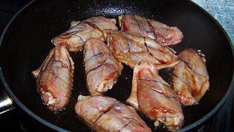 柠檬蚝油鸡翅,煎锅上刷少量的油，把腌制好的鸡翅放在煎锅上。