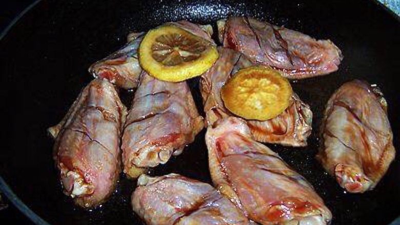 柠檬蚝油鸡翅,把腌制料里面的柠檬码在鸡翅上。