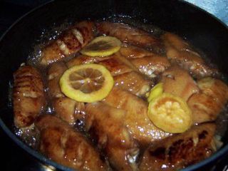 柠檬蚝油鸡翅,倒入剩下的腌料和一点开水。烧开