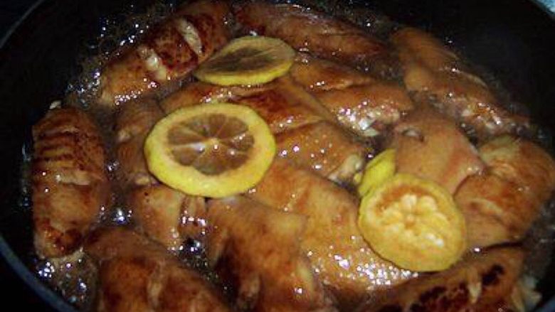 柠檬蚝油鸡翅,倒入剩下的腌料和一点开水。烧开