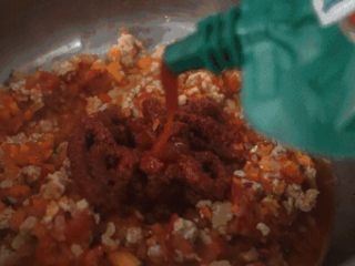 番茄肉酱意粉,倒入一个深锅里加入番茄膏番茄酱。