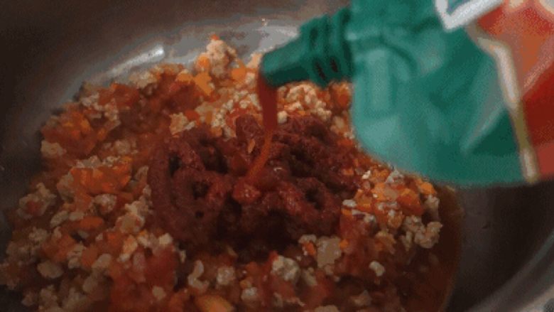 番茄肉酱意粉,倒入一个深锅里加入番茄膏番茄酱。