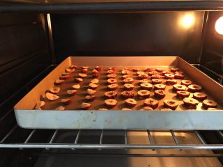 宝宝辅食：红枣脆片-30M ,温度100°，上下火，1小时左右，中间可以拿出来翻面，烤至红枣边缘发硬，中间还是有点软就好啦，等放凉就会脆脆的了。千万不要烤过头，烤过头的红枣会变苦，不好吃。
》烤制的时间温度要根据烤箱和红枣厚度决定，因为是低温烘烤，如果烤箱实际温度差距较大，需要的时间差距会比较大，有些烤箱半小时即可，有些烤箱需要1个半小时。
》可以好几盘一起放入的，低温烘烤水果片之类的，小芽一般都会放入好几盘一起烤，但常规烘烤蛋糕饼干之类的，一次只能烘烤一盘，这样才能保证整体受热均匀。