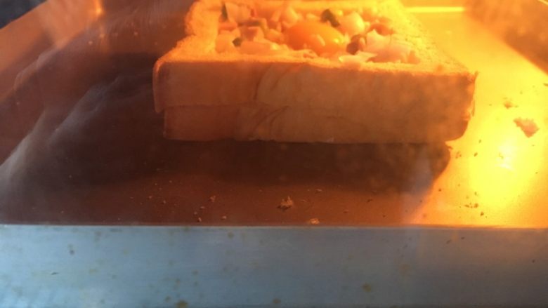 鸡蛋烤吐司片,烤箱预热170度15分钟左右