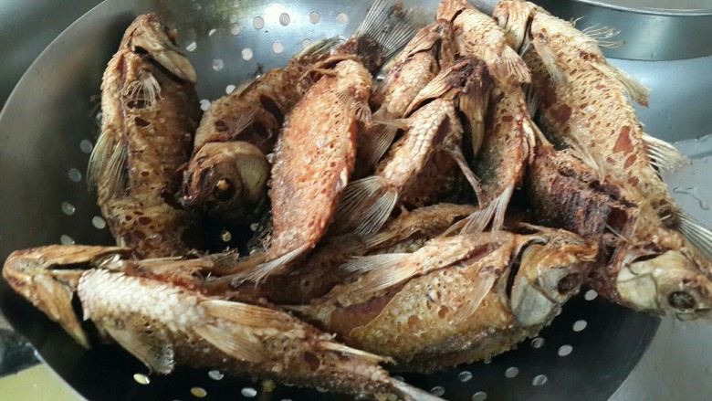 化骨酥鲫鱼,热油将鱼炸熟，