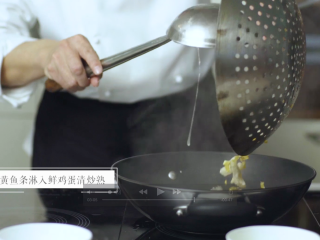 赛螃蟹,将搅拌好的蛋黄入锅炒成颗粒状，再加入炸好的鱼肉条混合翻炒
