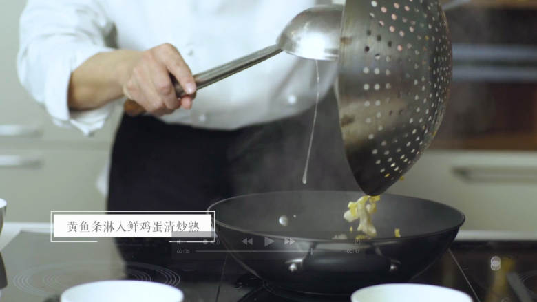赛螃蟹,将搅拌好的蛋黄入锅炒成颗粒状，再加入炸好的鱼肉条混合翻炒