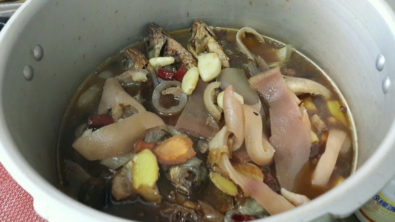 化骨酥鲫鱼,另起锅炒其它料，加水调味后加醋和酒，炖鱼的汁水如图。
