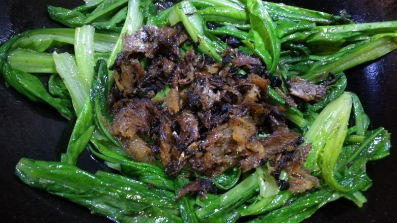 豆豉鲮鱼油麦菜,炒至图中的状态，倒入炒好的豆豉鲮鱼罐头