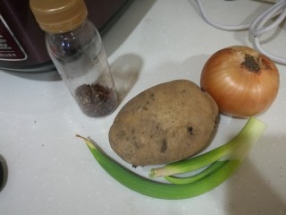炝土豆丝,准备食材，如图