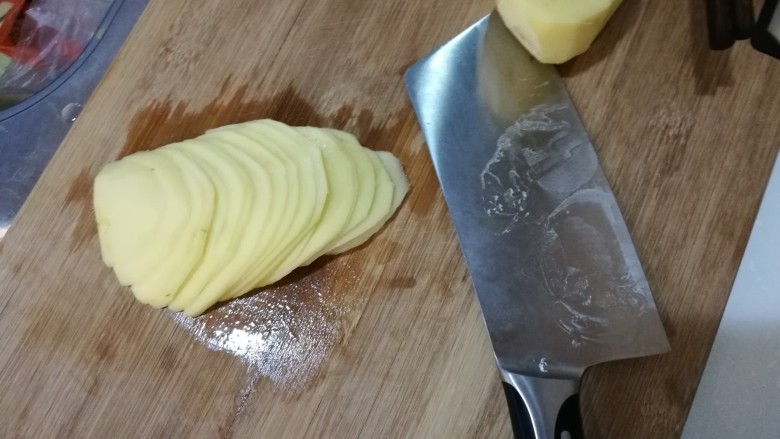 炝土豆丝,土豆去皮，先切成薄片