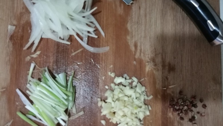 炝土豆丝,烫土豆丝的过程中将食材切好，葱切丝，蒜拍扁，切丁，洋葱切丝