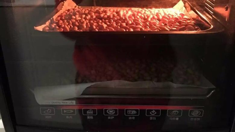 #棉花糖版#牛轧糖🍬,生花生仁倒在烤箱烤盘里，温度上管150度，下管120度。15分钟。每个烤箱温度都不太一样，烤的时候看着点，花生出油，颜色变深就可以啦