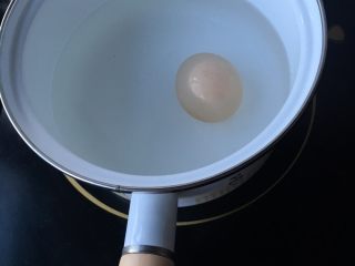 鸡蛋沙拉船,锅里放水没过鸡蛋