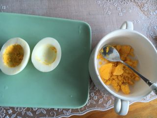 鸡蛋沙拉船,挖出蛋黄