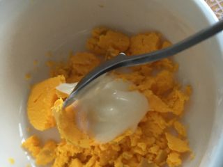 鸡蛋沙拉船,舀一勺沙拉酱放进蛋黄里