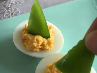 鸡蛋沙拉船,插在蛋黄沙拉上