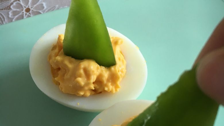 鸡蛋沙拉船,插在蛋黄沙拉上