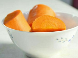 宝宝辅食红薯胡萝卜泥的做法,胡萝卜同样洗净切块，同红薯一同放锅里蒸熟。