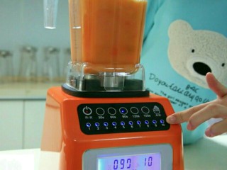 宝宝辅食红薯胡萝卜泥的做法,将蒸熟好的红薯和胡萝卜一起置入调理杯中。