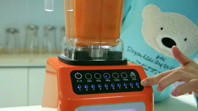 宝宝辅食红薯胡萝卜泥的做法,将蒸熟好的红薯和胡萝卜一起置入调理杯中。