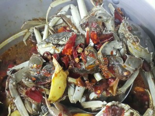 麻辣煮河蟹,把河蟹洗净放锅里，把辅料炒香到入锅，