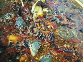 麻辣煮河蟹,如图加凉水，烧开放盐，