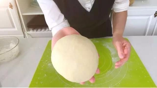 宝宝辅食：日式红豆包-18M ,一、揉面（用手揉，无需出手套膜）
4、一直揉至光滑的面团，此时面团基本不粘手。