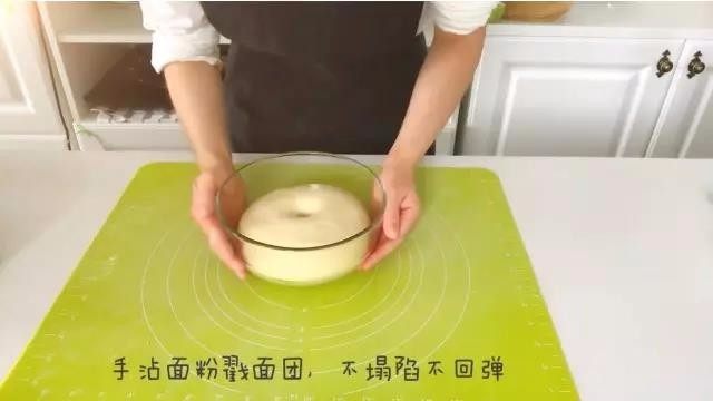 宝宝辅食：日式红豆包-18M ,二、第一次发酵（发酵至2倍大）
2、此时用手沾面粉戳面团，不塌陷不回弹即可。