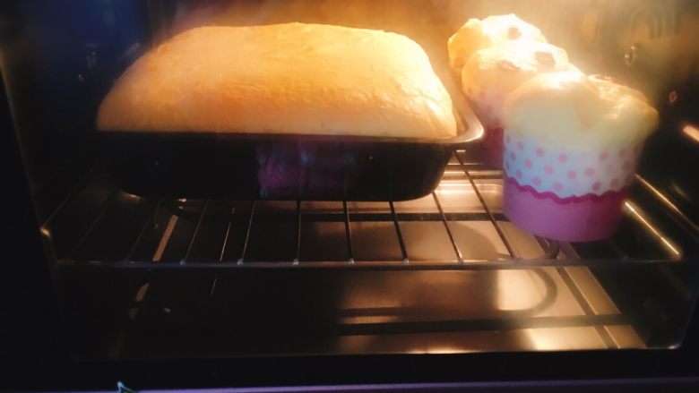 ❤️草莓裸蛋糕,上篇有教过戚风蛋糕做法 所以这里省略了😄
这是最近做的蛋糕底和蔓越莓纸杯蛋糕 
