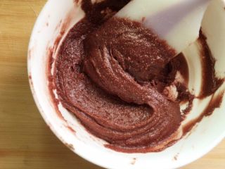 意式巧克力马卡龙,可可tpt粉和蛋白混合拌匀。