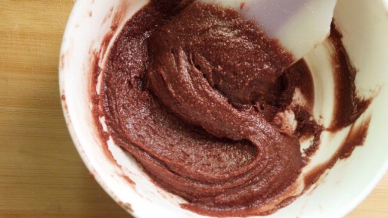 意式巧克力马卡龙,可可tpt粉和蛋白混合拌匀。